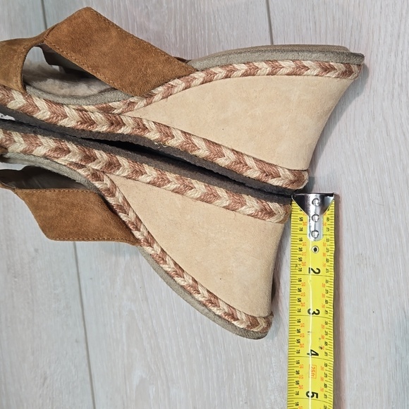 Ugg Australia Women 1689 Leather strap Sheepskin Wedge Sandals shoes sz 10 - Picture 10 of 13